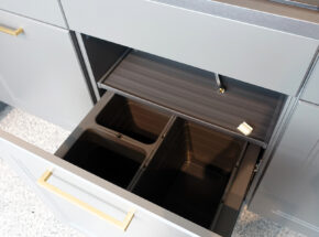 Interliving Moderne Landhauskueche Winkelkueche Mit Hochschrankelement Quarzgrau Softmatt Abfalltrennsystem 72725001 03