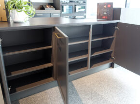 Interliving Moderne Landhauskueche Winkelkueche Mit Hochschrankelement Quarzgrau Softmatt Ansatztheke Stauraum 72725001 03