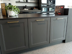 Interliving Moderne Landhauskueche Winkelkueche Mit Hochschrankelement Quarzgrau Softmatt Ansatztheke 72725001 03