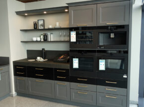 Interliving Moderne Landhauskueche Winkelkueche Mit Hochschrankelement Quarzgrau Softmatt Hochschrankelement Aeg Kuechentechnik 72725001 03