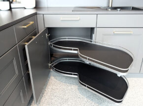 Interliving Moderne Landhauskueche Winkelkueche Mit Hochschrankelement Quarzgrau Softmatt Lemans Auszug 72725001 03