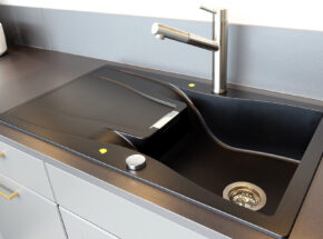 Interliving Moderne Landhauskueche Winkelkueche Mit Hochschrankelement Quarzgrau Softmatt Schock Einbauspuele Watd100apur 72725001 03