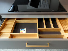 Interliving Moderne Landhauskueche Winkelkueche Mit Hochschrankelement Quarzgrau Softmatt Schubladen Besteckeinsatz 72725001 03