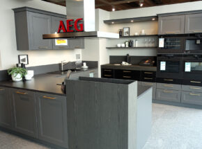 Interliving Moderne Landhauskueche Winkelkueche Mit Hochschrankelement Quarzgrau Softmatt 72725001 03