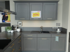 Interliving Moderne Landhauskueche Winkelkueche Mit Hochschrankelement Quarzgrau Softmatt 72725001 03