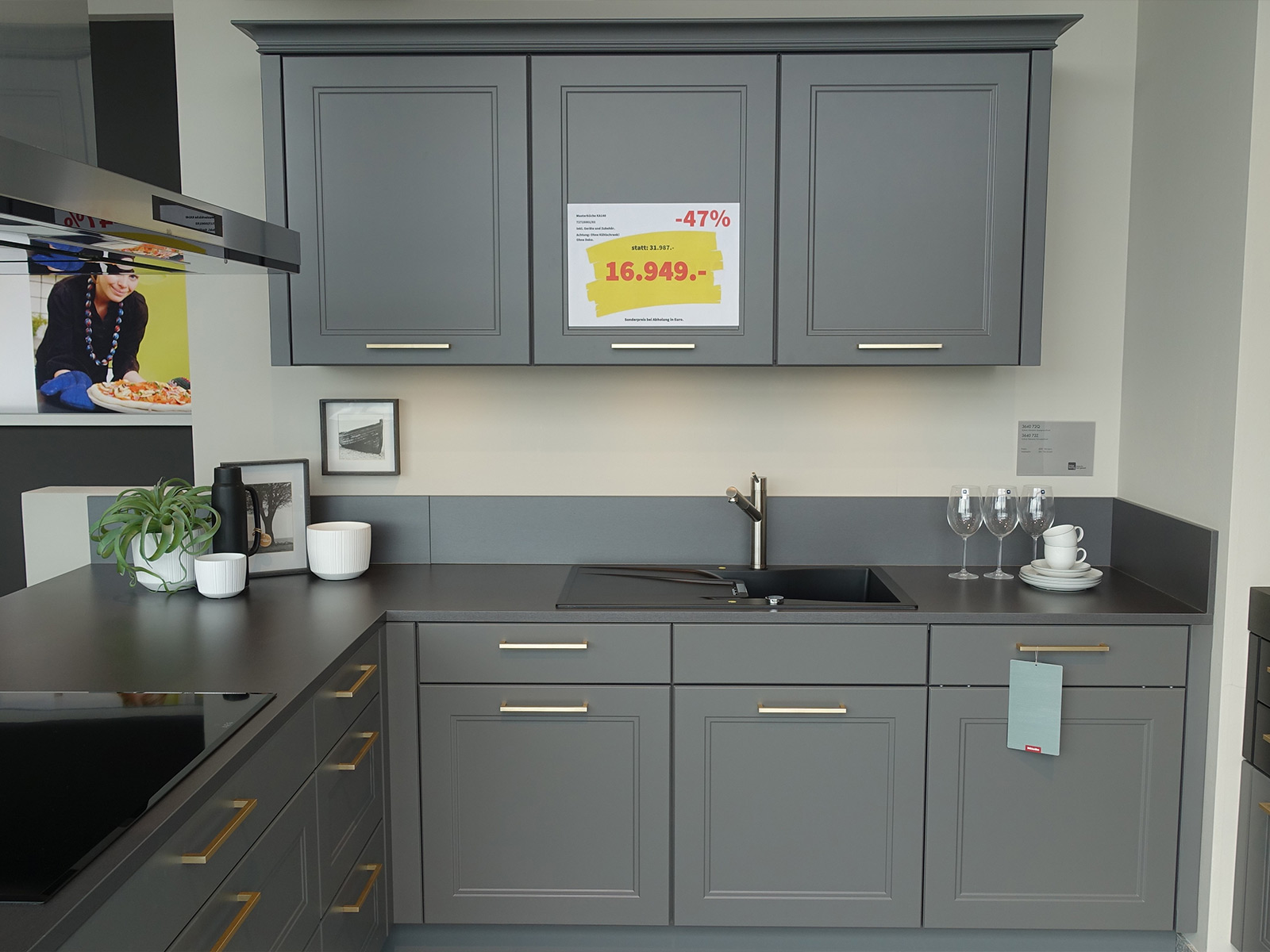 Interliving Moderne Landhauskueche Winkelkueche Mit Hochschrankelement Quarzgrau Softmatt 72725001 03 