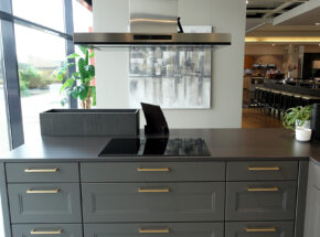 Interliving Moderne Landhauskueche Winkelkueche Mit Hochschrankelement Quarzgrau Softmatt 72725001 03