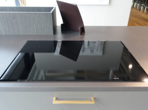 Interliving Moderne Landhauskueche Winkelkueche Mit Hochschrankelement Quarzgrau Softmatt 72725001 03 Aeg Autark Kochfeld Ipe84571fb