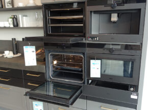 Interliving Moderne Landhauskueche Winkelkueche Mit Hochschrankelement Quarzgrau Softmatt 72725001 03 Aeg Kuechentechnik Center