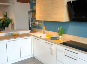 Interliving Winkelkueche Matrix Articweiss Hochglanzlack Mit Ansatztheke 72725001 2 Aeg Kochfeld Ikb84431Ib Ka102