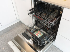 Interliving Winkelkueche Matrix Articweiss Hochglanzlack Mit Ansatztheke 72725001 Aeg Geschirrspueler Fsb53617z Ka102