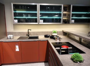 Nobilia Kueche Easytouch Lacklaminat Rostrot Ansatztheke Glashaengeschank 02715945