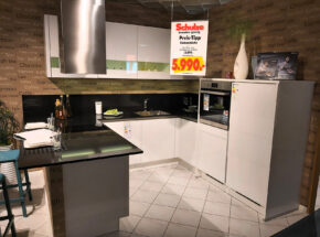 Hochglanz Küche grifflos mit Ansatztheke