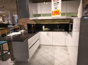 Hochglanz Küche grifflos mit Ansatztheke