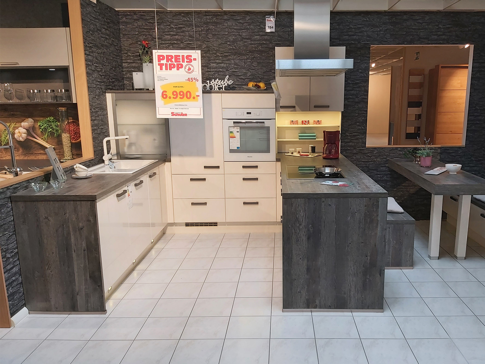 Günstige Wohnküche mit Sitzplatz und Kochinsel