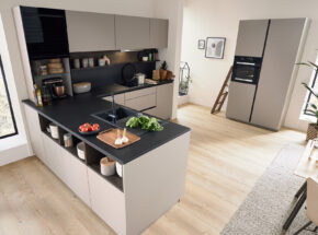 Interliving Il Kueche 3072 Offene L Kueche Mit Jalousie Aufsatzschrank Haengern Separates Hochschrankelement Lava Softmatt M9972130083745157 003