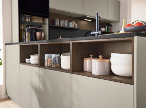 Interliving Il Kueche 3072 Offene L Kueche Mit Jalousie Aufsatzschrank Haengern Separates Hochschrankelement Lava Softmatt M9972130083745157 033