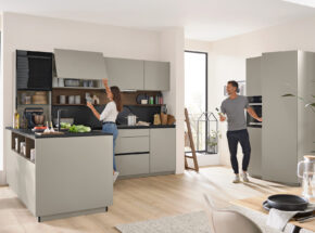 Interliving Il Kueche 3072 Offene L Kueche Mit Jalousie Aufsatzschrank Haengern Separates Hochschrankelement Lava Softmatt M9972130083745157