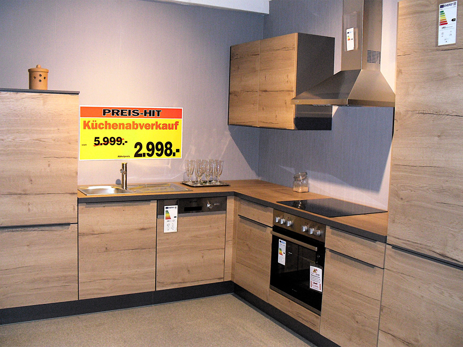 winkelküche in eichefarbener front und grauem Korpus, mit Hängeschrank und Geräte