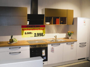 Küchenzeile, Unterschränke in Weiss, Arbeitsplattefarbe: Pinie und Hängeschräne in Bronze