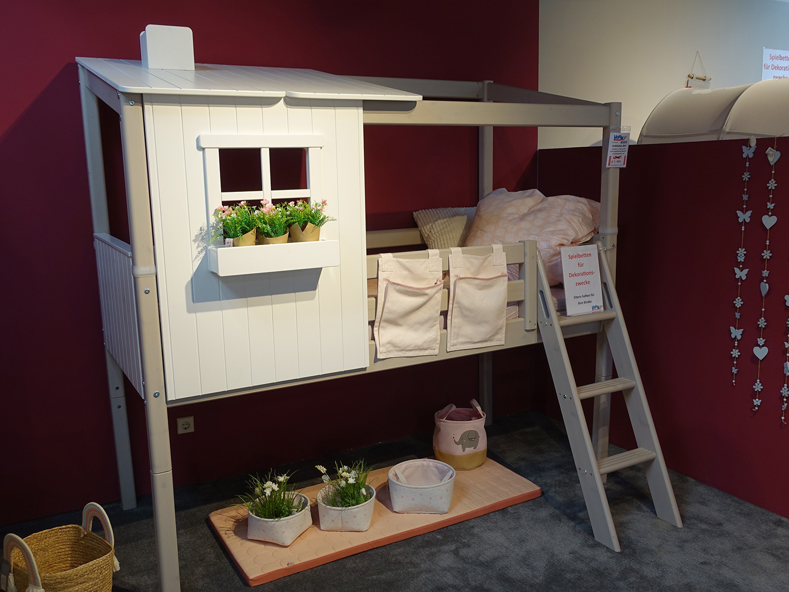 Flexa halbhohes Spielbett Classic Haus unten offen mit Leiter in die erste Etage.