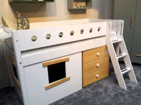 Flexa weißes halbhohes Kinderbett mit Leiter