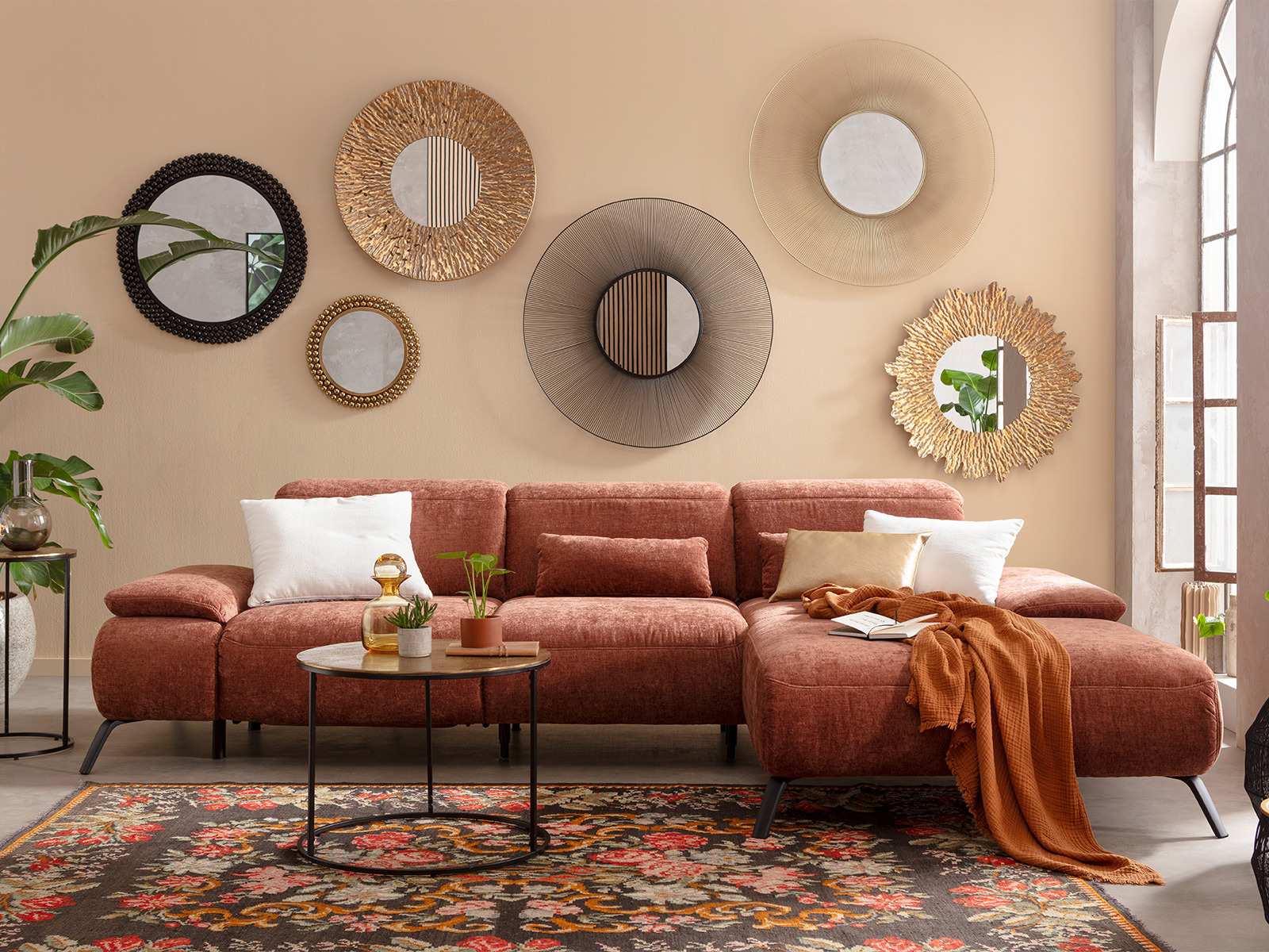 Eckkombination Bezug Kupferfarben Mit Kissen Und Decke Und Verschiedenen Runden Spiegeln An Rueckwand Und Runden Couchtisch 13570147