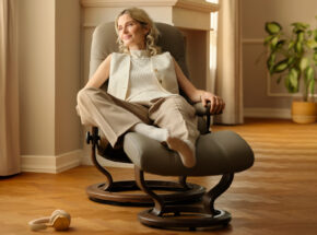 Frau Entspannt Sich Auf Stressless Sessel Consul Mit Classic Gestell Und Hocker In Echtem Leder Batick Mole Walnut 1315