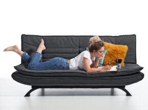 Junge Frau Liegt Auf Dunkelgrauer Bettcouch Mit Schwarzen Metallbeinen 14280097 02