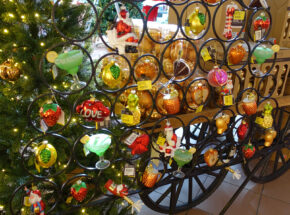 Weihnachtsdeko auf dem Weihnachtsmarkt im Einrichtungshaus Schulze