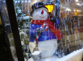 Weihnachtsschmuck und Deko auf dem Weihnachtsmarkt im Einrichtungshaus Schulze