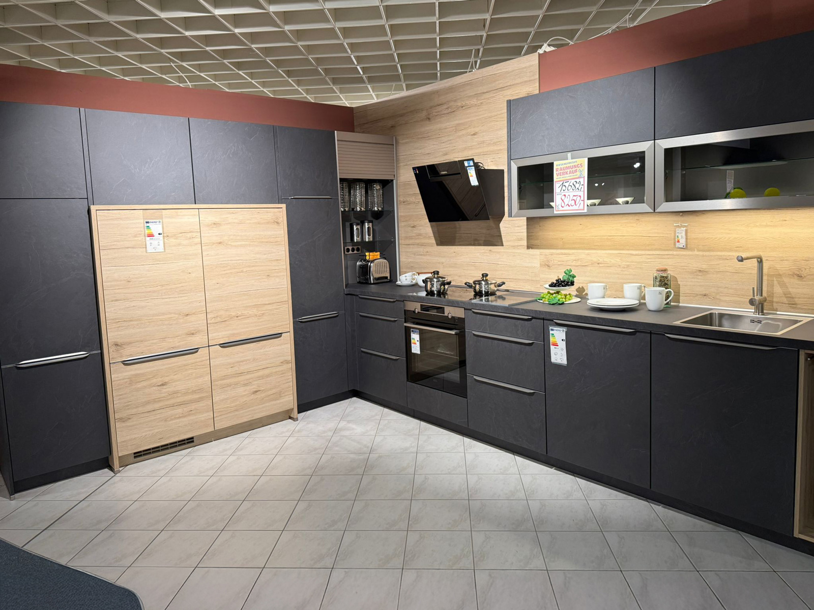 Nobilia Kueche Stone Art Winkelkueche Mit Glashaengeschraenken Front Grauschiefer Umfeld Eiche San Remo Kw322