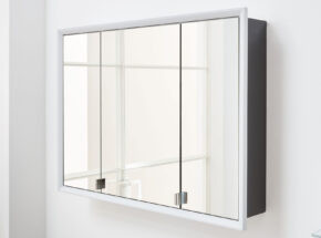 Spiegelschrank Mit 3 Tueren Und Beleuchtung Von Interliving Badkombination 3701 In Lack Karbon Hochglanz 71770001