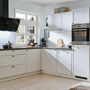 Winkelkueche Mit Geraetehochschrank Und Haengern Farbe Magnolia Matt Mit Spuele Und Elektrogeraete M452003206393869